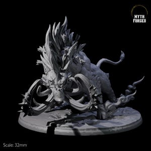 Op de afbeelding: Gedetailleerde, grijze 3D-geprinte miniatuur van een mythisch beest met een varkensachtig hoofd, grote slagtanden en stekelige uitsteeksels. De figuur staat op een cirkelvormige basis, met de tekst "Myth Forged". Schaal: 32 mm.