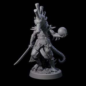 Op de afbeelding: Een grijze, 3D-geprinte fantasiefiguur van een reptielachtige humanoïde krijger. De figuur houdt een zwaard en een bol vast, met een gedetailleerd, gestructureerd ontwerp. De krijger heeft een lange staart en staat op een cirkelvormige basis.