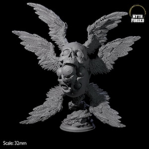 Puede incluir: Una escultura gris impresa en 3D de una calavera con múltiples alas y ojos. La escultura está sobre una base redonda y presenta el texto "Myth Forged". La escala es de 32 mm.