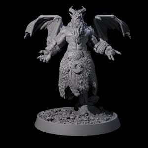 Puede incluir: Una figura gris de un demonio alado con una larga barba, cuernos y una falda de piel. El demonio está de pie sobre una base rocosa con los brazos extendidos. La figura tiene una armadura detallada en los brazos y un cinturón con un emblema circular.