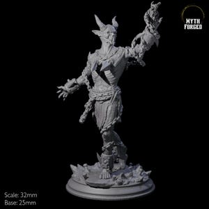 Puede incluir: Una figura miniatura gris y detallada de un demonio con cuernos, cadenas y una mano en llamas. La figura está de pie sobre una base rocosa con una plataforma circular. El texto "MYTH FORGED" es visible en la esquina superior derecha de la imagen. Escala: 32 mm, Base: 25 mm.