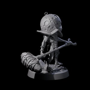 Può includere: Una statuetta grigia di un personaggio fantasy con un grande elmo a forma di luna e una mazza. Il personaggio tiene in mano un bastone e si trova su una base circolare. La figura ha un'armatura dettagliata e una corporatura muscolosa.