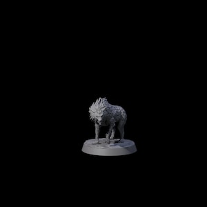 Puede incluir: Figura gris impresa en 3D de una criatura parecida a un lobo con una expresión feroz. La figura se encuentra sobre una base circular, con detalles de pelaje y una pose amenazante. El fondo es negro liso.