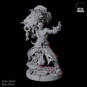 Puede incluir: Miniatura gris impresa en 3D de un guerrero musculoso con una máscara con cuernos y una armadura elaborada. El guerrero sostiene una gran bola con púas y está de pie sobre una base de piedra. El texto "Myth Forged" está en la esquina superior derecha.