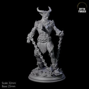 Puede incluir: Una miniatura gris y detallada de una figura de demonio con cuernos y cadenas, de pie sobre una base redonda. La figura mide 32 mm de alto y la base 25 mm de diámetro. La miniatura está hecha por Myth Forged.