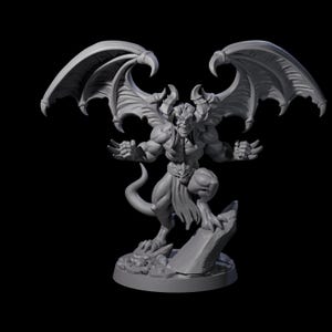 Op de afbeelding: Een grijze figuur van een gevleugelde demon met hoorns, een staart en een gespierd lichaam. De demon poseert op een rotsachtige basis, met zijn vleugels wijd gespreid. De figuur heeft een dreigende uitdrukking en is gedetailleerd.