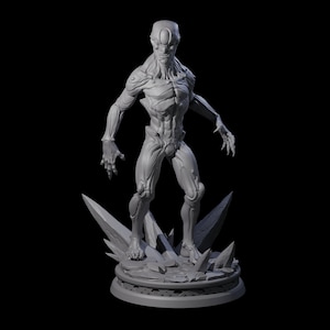Puede incluir: Escultura gris de un alien humanoide con una cabeza lisa y alargada y extremidades delgadas. La figura se alza sobre una base rocosa con formaciones cristalinas afiladas. La escultura tiene una superficie texturizada detallada sobre un fondo negro.