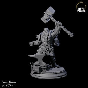 Puede incluir: Una figura en miniatura de plástico gris de un enano sosteniendo un martillo, de pie sobre un yunque. El enano lleva una falda de cuero y una barba. La miniatura tiene una escala de 32 mm y una base de 25 mm.