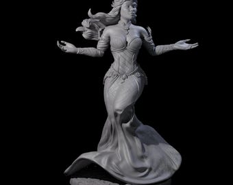 Könnte beinhalten: Graue Skulptur einer Frau in einem fließenden Kleid, Arme ausgestreckt. Die Figur trägt eine Krone und ein detailliertes Mieder. Die Skulptur steht auf einem kreisförmigen Sockel vor schwarzem Hintergrund.