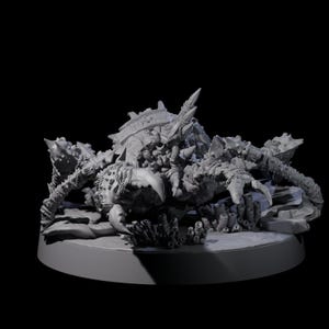 Può includere: Modello grigio stampato in 3D di una creatura simile a un crostaceo. Il modello presenta trame intricate, sporgenze appuntite e una complessa disposizione di arti e segmenti corporei. La creatura poggia su una base circolare.
