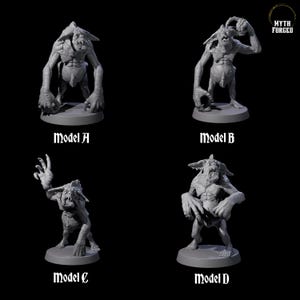 Può includere: Quattro figurine di mostri grigi, etichettate Modello A, B, C e D, sono esposte su sfondo nero. Il logo Myth Forged è in alto a destra. Ogni statuetta è su una base rotonda e ha una posa unica.