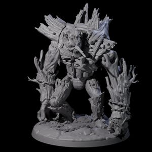 Puede incluir: Miniatura de fantasía gris impresa en 3D de una criatura arbórea humanoide. La figura tiene una textura de madera, con ramas que forman brazos y piernas. Cadenas envuelven los antebrazos. La criatura se alza sobre una base circular, con un fondo oscuro.