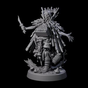 Puede incluir: Figura gris impresa en 3D de una figura esquelética sosteniendo un cuchillo. La figura tiene una estructura en forma de caja en el pecho y está adornada con elementos de madera. Se encuentra sobre una base circular con un fondo oscuro. La figura es un objeto de colección de fantasía.