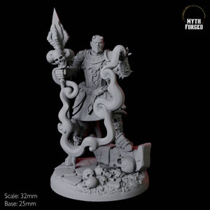 Puede incluir: Figura en miniatura gris de un guerrero humanoide con cuernos sosteniendo una lanza con una calavera y una llama. La figura está rodeada de humo estilizado y se encuentra sobre una base con calaveras. El texto "Myth Forged" está en la esquina superior derecha. Escala: 32 mm, Base: 25 mm.