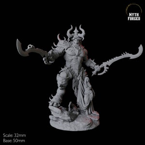 Puede incluir: Figura gris detallada de un guerrero demonio con cuernos que empuña dos espadas curvas. La figura está fuertemente blindada y se encuentra sobre una base rocosa. El texto "Myth Forged" está en la esquina superior derecha. Escala: 32 mm, Base: 50 mm.