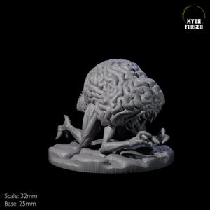 Op de afbeelding: Een grijze, gedetailleerde miniatuur van een hersenachtig wezen met scherpe tanden en klauwen, dat op een rotsachtige basis kruipt. De miniatuur is 32 mm groot en staat op een 25 mm basis. De tekst "MYTH FORGED" is zichtbaar in de rechterbovenhoek van de afbeelding.