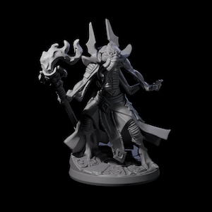 Może przedstawiać: Szara, szczegółowa miniaturowa figurka postaci fantasy. Figurka trzyma w ręku laskę z płomieniem i ma na sobie zbroję oraz długi płaszcz. Figurka ma unikalną głowę z rogami i twarzą przypominającą maskę. Podstawa jest szczegółowa z rzeźbionymi wzorami.