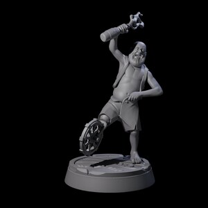 Peut inclure: Figurine grise d'un homme barbu tenant une bouteille et un objet en forme de roue sur sa jambe. L'homme porte un short et des bretelles. La figurine est sur une base ronde.