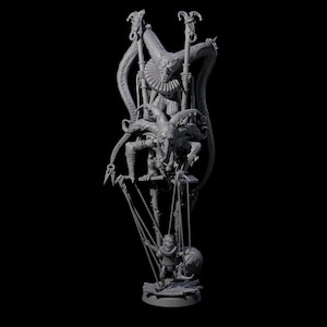 Op de afbeelding: Een gedetailleerd grijs beeldhouwwerk van een narachtige figuur met meerdere niveaus van karakters en ingewikkelde details. Het beeldhouwwerk toont een centrale figuur met een grote kraag, die staven vasthoudt, en een lagere figuur met touwen die aan een bal zijn bevestigd.