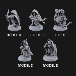 Peut inclure: Cinq figurines miniatures grises d'archers encapuchonnés dans diverses poses. Chaque figurine, sur une base circulaire, tient un arc. Les modèles sont étiquetés de A à E. Les figurines semblent être en plastique.