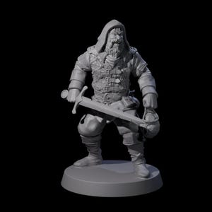 Op de afbeelding: Een grijze 3D-geprinte figuur van een bebaarde krijger in middeleeuwse kledij, met een zwaard en een buidel. De figuur draagt een gehoodde tuniek, harnas en laarzen, staand op een cirkelvormige basis.