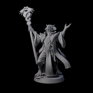 Op de afbeelding: Een grijze, 3D-geprinte fantasiefiguur van een humanoïde, draakachtige karakter. De figuur poseert met opgeheven armen en houdt een staf met een slangenontwerp vast. Het karakter draagt gewaden en heeft een gedetailleerd uiterlijk.