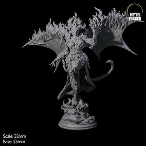 Puede incluir: Una figura miniatura gris y detallada de un demonio con alas, cuernos y cola. El demonio está de pie sobre una base rocosa con llamas. La figura tiene una escala de 32 mm y una base de 25 mm. El texto "MYTH FORGED" es visible en la esquina superior derecha de la imagen.