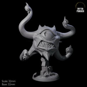 Può includere: Una creatura fantasy grigia stampata in 3D con un grande occhio centrale, molteplici tentacoli e denti affilati. La scultura è montata su un piedistallo. Il testo "Myth Forged" è nell'angolo in alto a destra. Scala: 32 mm, Base: 32 mm.