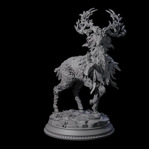 Puede incluir: Una detallada escultura gris de un ciervo con elaborados detalles florales y de hojas. El ciervo tiene grandes astas adornadas con flores y follaje, y su cuerpo está cubierto de texturas similares a plantas. La escultura está sobre una base redonda.