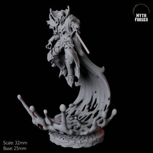 Op de afbeelding: Een grijs 3D-geprint miniatuur van een demonenstrijder die op een watergolf staat. De miniatuur is 32 mm in schaal en de basis is 25 mm. De demon draagt ​​een harnas en houdt een zwaard vast. De miniatuur is ontworpen voor tabletop-spellen.