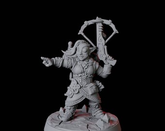 以下が含まれることがあります： クロスボウを持ち、指をさしているファンタジーキャラクターの灰色のミニチュアフィギュア。キャラクターは尖った耳、詳細な鎧を持ち、岩の台座に立っています。詳細な3Dプリントです。