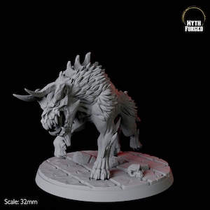 Peut inclure: Une miniature grise et détaillée d'une créature ressemblant à un loup, grognant, avec des cornes et des dents acérées. La miniature est debout sur une base circulaire avec un crâne au sol. La miniature est à l'échelle de 32 mm. Le texte "MYTH FORGED" est visible dans le coin supérieur droit de l'image.