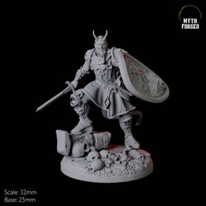 Puede incluir: Una miniatura gris de guerrero demonio de 32 mm con cuernos, barba y espada. La miniatura está de pie sobre una base con cráneos y sostiene un escudo con un diseño de cráneo. La miniatura está hecha por Myth Forged.