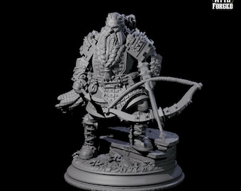 Könnte beinhalten: Eine graue 3D-gedruckte Miniatur eines Zwergenkriegers, der eine Armbrust hält. Der Zwerg trägt eine Rüstung und hat einen langen Bart. Die Miniatur ist im Maßstab 32 mm und steht auf einer 25 mm großen Basis. Die Miniatur ist aus grauem Kunststoff gedruckt und hat ein detailliertes Design.
