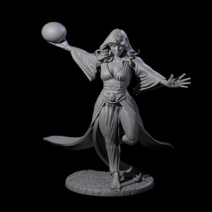 Könnte beinhalten: Graue Figur einer Frau in einem fließenden Kleid, die eine Kugel hält. Die Figur steht auf einem kreisförmigen Sockel, ein Bein angehoben. Die Frau trägt einen Kapuzenmantel und hat den Arm ausgestreckt.