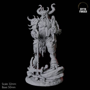 Puede incluir: Figura en miniatura gris detallada de un demonio con cuernos sosteniendo a una mujer y una gran hacha. La figura está sobre una base rocosa con dos figuras más pequeñas. El texto "Myth Forged" está en la esquina superior derecha. Escala: 32 mm, Base: 50 mm.