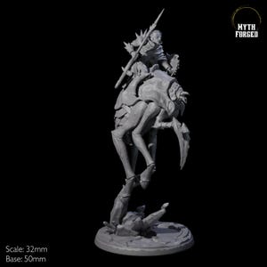 Puede incluir: Una miniatura gris y detallada de un guerrero montando una criatura parecida a una araña. El guerrero sostiene una lanza y un escudo. La miniatura está a escala de 32 mm y se asienta sobre una base de 50 mm. La miniatura está hecha por Myth Forged.
