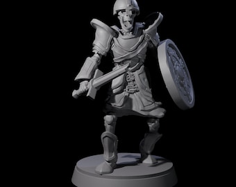 Op de afbeelding: Grijze miniatuurfiguur van een skeletkrijger, gekleed in harnas en helm, met een zwaard en schild. De figuur staat op een cirkelvormige basis, met gedetailleerde beeldhouwkunst en een matte afwerking. De achtergrond is zwart.