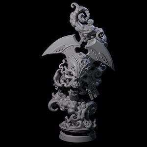 Op de afbeelding: Een grijze, 3D-geprinte sculptuur van een schedel met een helm met een gestileerd mes. De sculptuur heeft ingewikkelde details, waaronder wervelende wolkenachtige elementen en een basis met kleine figuren. Het algehele ontwerp heeft een fantasie- of gotisch thema.
