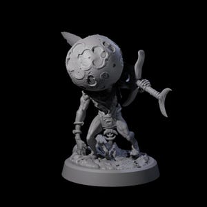 Può includere: Statuetta grigia di una creatura con una grande testa strutturata a forma di luna e una spada. La figura è posata su una base rocciosa, con muscolatura dettagliata ed elementi simili a un'armatura. Il design generale suggerisce un tema fantasy o fantascientifico.