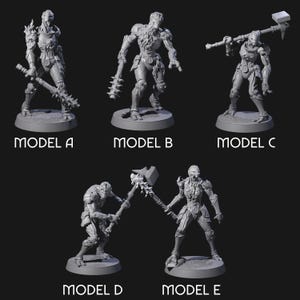 Könnte beinhalten: Fünf graue Miniaturfiguren, jeweils auf einem kreisförmigen Sockel, werden gezeigt. Die Figuren befinden sich in verschiedenen Aktionsposen und halten Waffen wie Stachelkeulen und Hämmer. Der Text "MODEL A", "MODEL B", "MODEL C", "MODEL D" und "MODEL E" steht darunter.