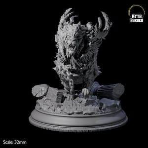 Può includere: Una scultura in miniatura grigia dettagliata di un leone ringhiante con una catena attorno al collo e una base di pietra rotta. Il leone è circondato da pezzi di pietra rotti. La scultura è in scala 1:32. Il testo "MYTH FORGED" è visibile nell'angolo in alto a destra dell'immagine.