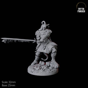 Puede incluir: Miniatura gris impresa en 3D de un guerrero demonio con cuernos sosteniendo una espada grande. La figura está vestida con una armadura detallada y se encuentra sobre una base con calaveras y rocas. El texto "Myth Forged" está en la esquina superior derecha. Escala: 32 mm, Base: 25 mm.