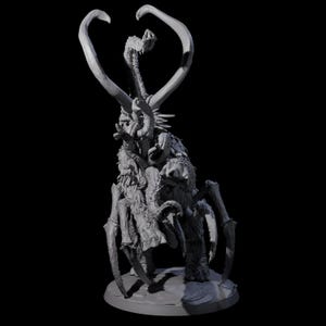 Può includere: Una creatura fantasy grigia stampata in 3D con un design complesso. Presenta grandi corna ricurve, arti multipli e un corpo dettagliato e strutturato. La creatura si erge su una base circolare su sfondo nero.