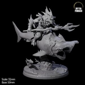 Puede incluir: Una miniatura impresa en 3D de color gris de una criatura humanoide montando un tiburón. La criatura sostiene un tridente y tiene una aleta en la cabeza. El tiburón tiene una boca grande y dientes afilados. La miniatura está colocada sobre una base redonda con una superficie texturizada.  Escala: 32 mm. Base: 50 mm. MYTH FORGED