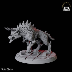 Peut inclure: Une miniature grise et détaillée d'une créature monstrueuse ressemblant à un chien, avec des cornes et des griffes acérées. La miniature est posée sur une base circulaire avec une texture de pierre. La miniature est à l'échelle de 32 mm.