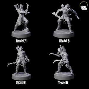 Peut inclure: Quatre figurines miniatures grises de personnages fantastiques, chacune sur une base ronde. Les figurines représentent des elfes ou des personnages similaires, armés d'arcs, de flèches et de lames courbes. Chaque figurine est étiquetée avec une désignation de modèle : A, B, C et D. Le logo Myth Forged est en haut à droite.