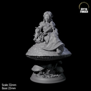 Puede incluir: Una figura miniatura gris, detallada, de una mujer elfo sentada en un hongo. La elfo lleva un vestido largo y fluido y sostiene un arco y una flecha. El hongo tiene una parte superior grande y plana y un tallo con una base. La miniatura está a escala de 32 mm y la base es de 25 mm.