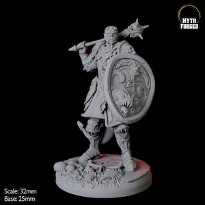 Puede incluir: Figura en miniatura gris de un guerrero con maza y escudo. El escudo presenta un diseño detallado de dragón. La figura está sobre una base con calaveras y follaje. El texto "Myth Forged" está en la esquina superior derecha. Escala: 32 mm, Base: 25 mm.