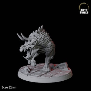 Peut inclure: Miniature grise imprimée en 3D représentant une bête cornue grognante avec des dents acérées, sur une base en forme de pierre. La miniature est à l'échelle d'environ 3,2 cm, avec le logo Myth Forged en haut à droite.
